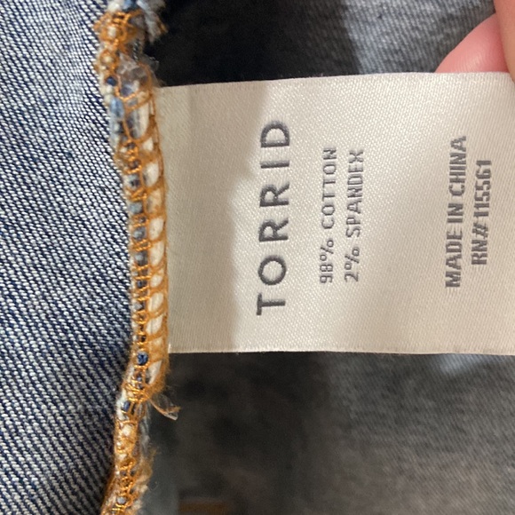 Dark denim lightly distressed Jean jacket TORRID size 1 (plus) - Picture 12 of 17